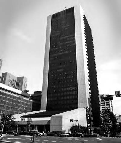 Left: The Dai-ichi Kokuritsu Ginko (First National Bank in Japan) in the latter half of the nineteenth century. Source: Wikimedia Commons at http://tinyurl.com/noo2fyy. Right: The Dai-ichi Kangyō Bank head office near the Imperial Palace in Tokyo, now known as the Mizuho Bank Head Office. 