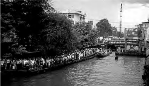 crowed people lining for the water taxis